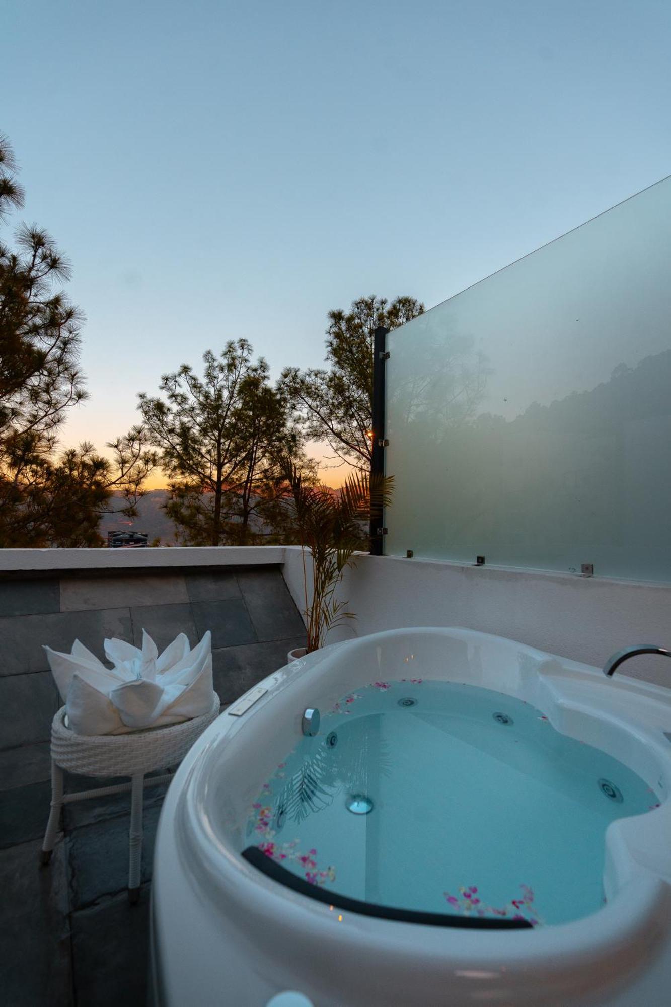 Velmore Kasauli Operated By Royal Orchid Hotel Ltd. Eksteriør bilde