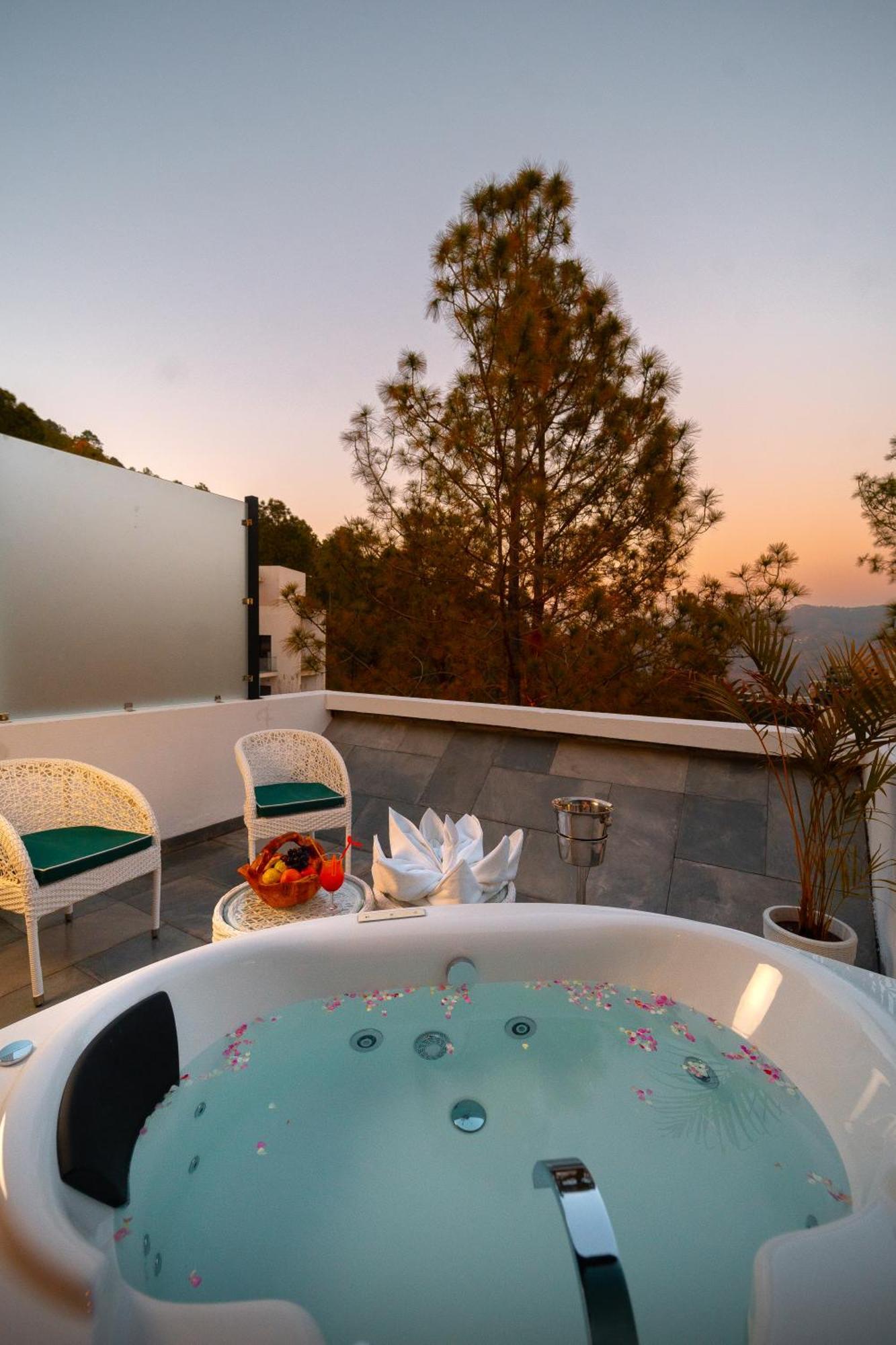 Velmore Kasauli Operated By Royal Orchid Hotel Ltd. Eksteriør bilde